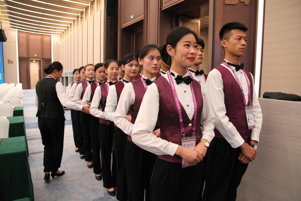 聊城職院進博會禮儀志愿服務團隊 以精細化服務閃耀國際舞臺